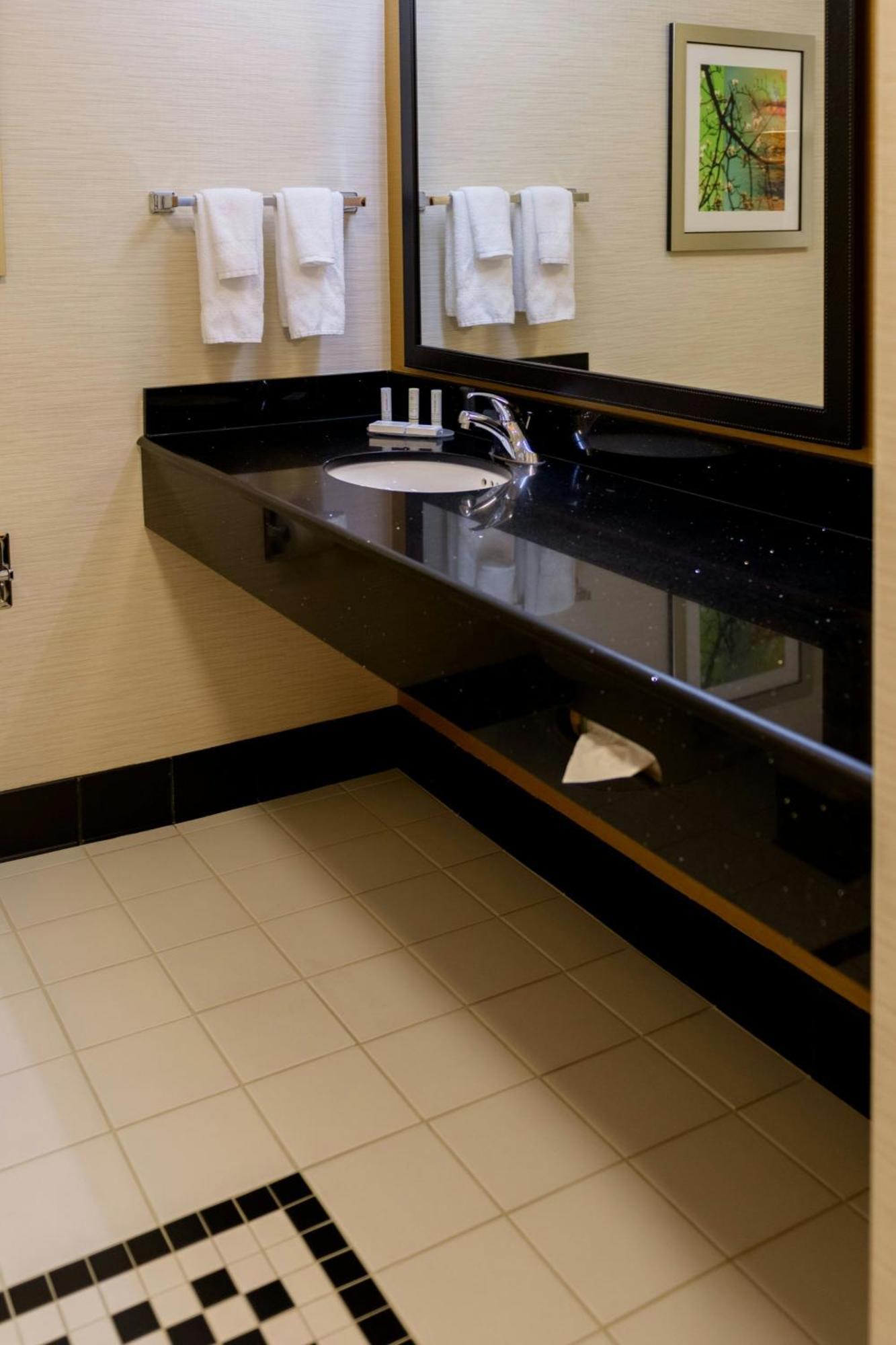 Fairfield Inn & Suites Кенет Скуеър Екстериор снимка
