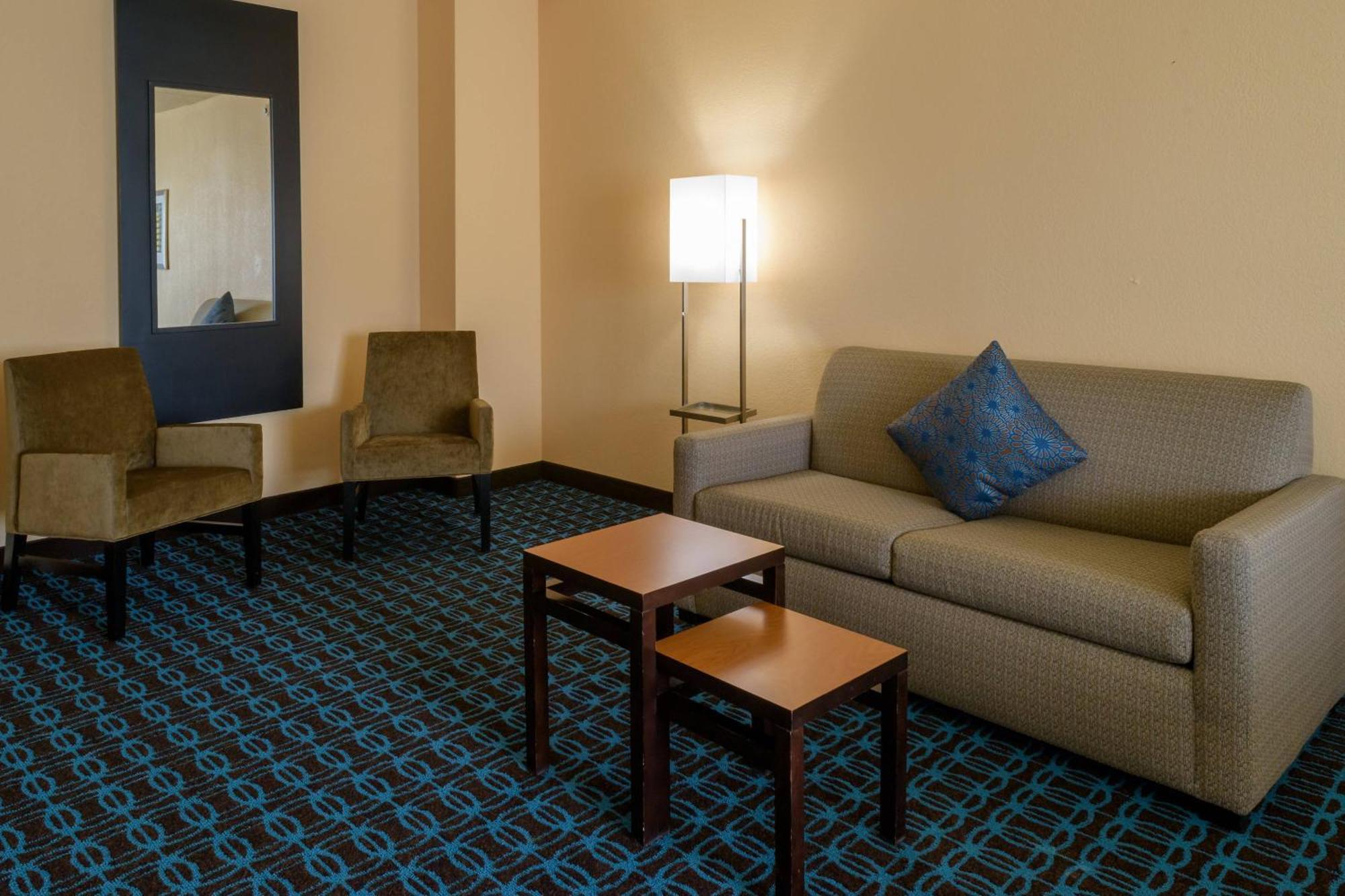 Fairfield Inn & Suites Кенет Скуеър Екстериор снимка