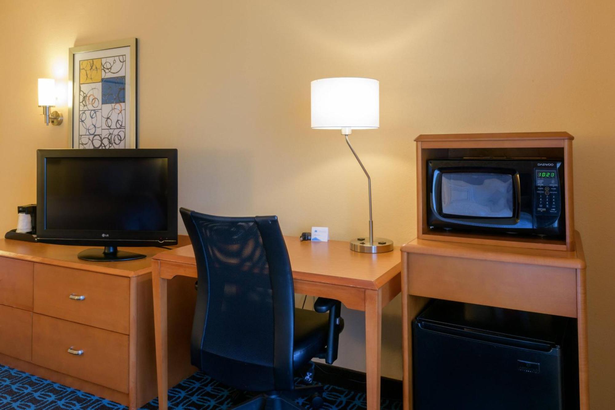 Fairfield Inn & Suites Кенет Скуеър Екстериор снимка