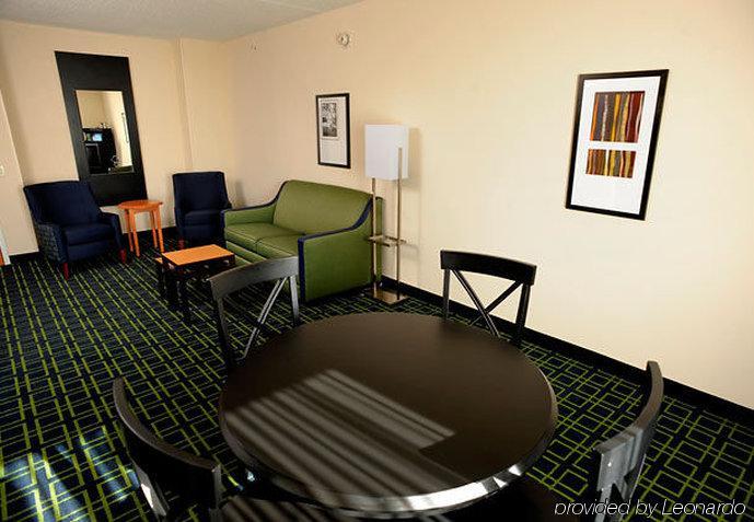 Fairfield Inn & Suites Кенет Скуеър Стая снимка